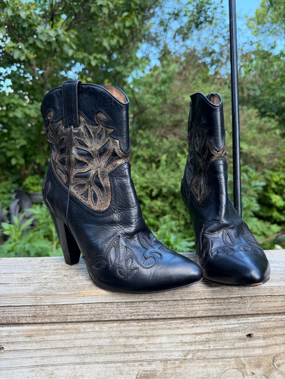 Ladies Frye Black/ Gold Overlay Leather Heeled Boots is Size 8 Staining on Insid